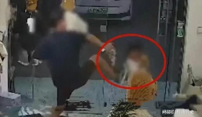 警方通报女子当街打摔女童,系母女,网友炸锅了—这事儿没那么简单 警方通报女子当街打摔女童,系母女,网友炸锅了—这事儿没那么简单