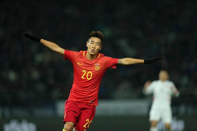 蒿俊闵vs黄博文，两种中场之王的较量，谁才是国足真正的大脑？